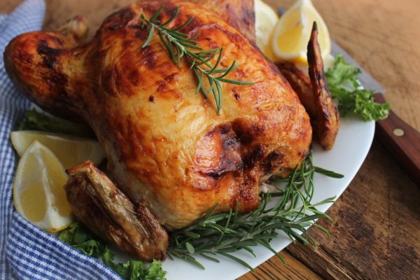 A few small actions before entering the oven can make the hot roasted chicken restore the fresh and tender juicy texture