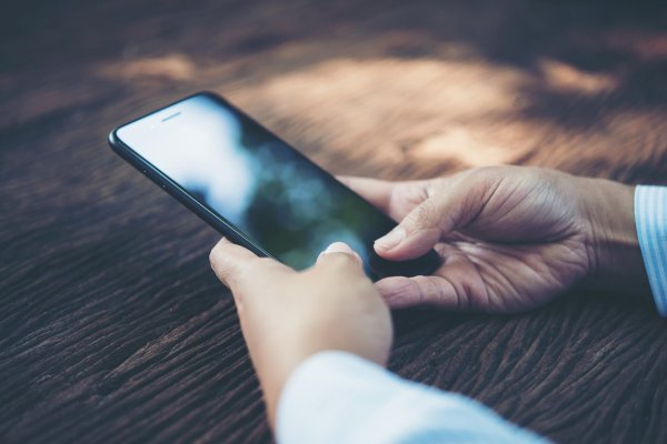 The number of germs on your mobile phone is beyond imagination. Experts teach you how to properly disinfect germs
