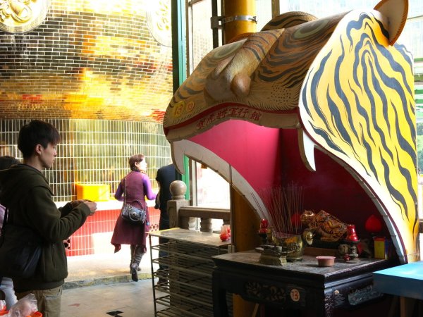 It is useful to hold the Buddha s feet at the moment! I want to win the prize of the tail teeth, worship 3 great gods, wear 3 colors clothes to wear