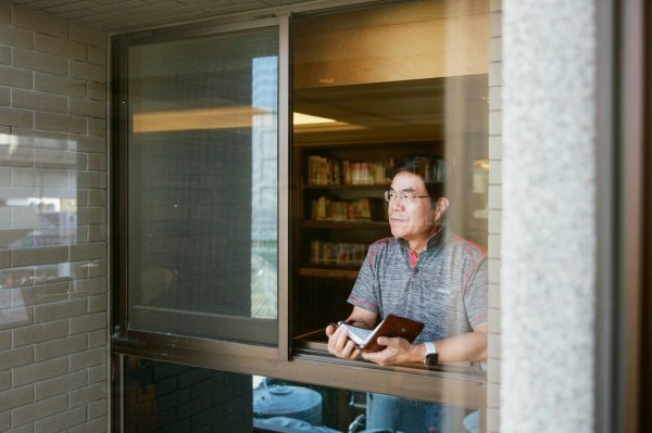 He puts a three-ping iron leather house and wears a tinted shirt... He is clearly trying to wear a private body! Dedicated to learning, seek a turnaround, and go against life and enter Taiwan s el
