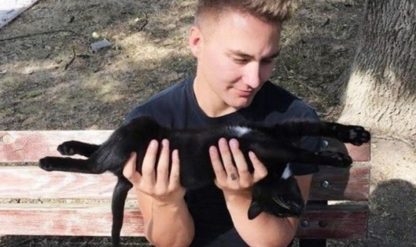 The little black cat accompanies the American soldiers on guard duty every day, occupying the helmet and domineeringly conquering the shit shoveling officer.
